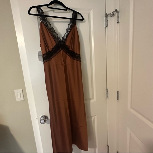 Abercrombie & Fitch Abercrombie Satin Slip Midi Dress in Bronze and Black Lace - Picture 7 of 7